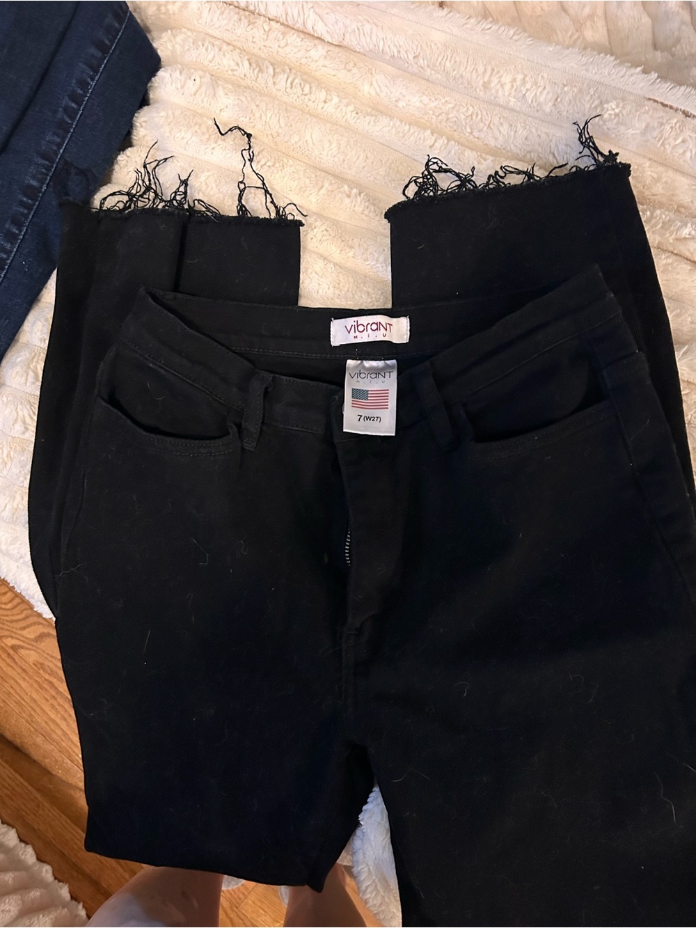Vibrant Black Cropped Frayed-Hem Women's Jeans